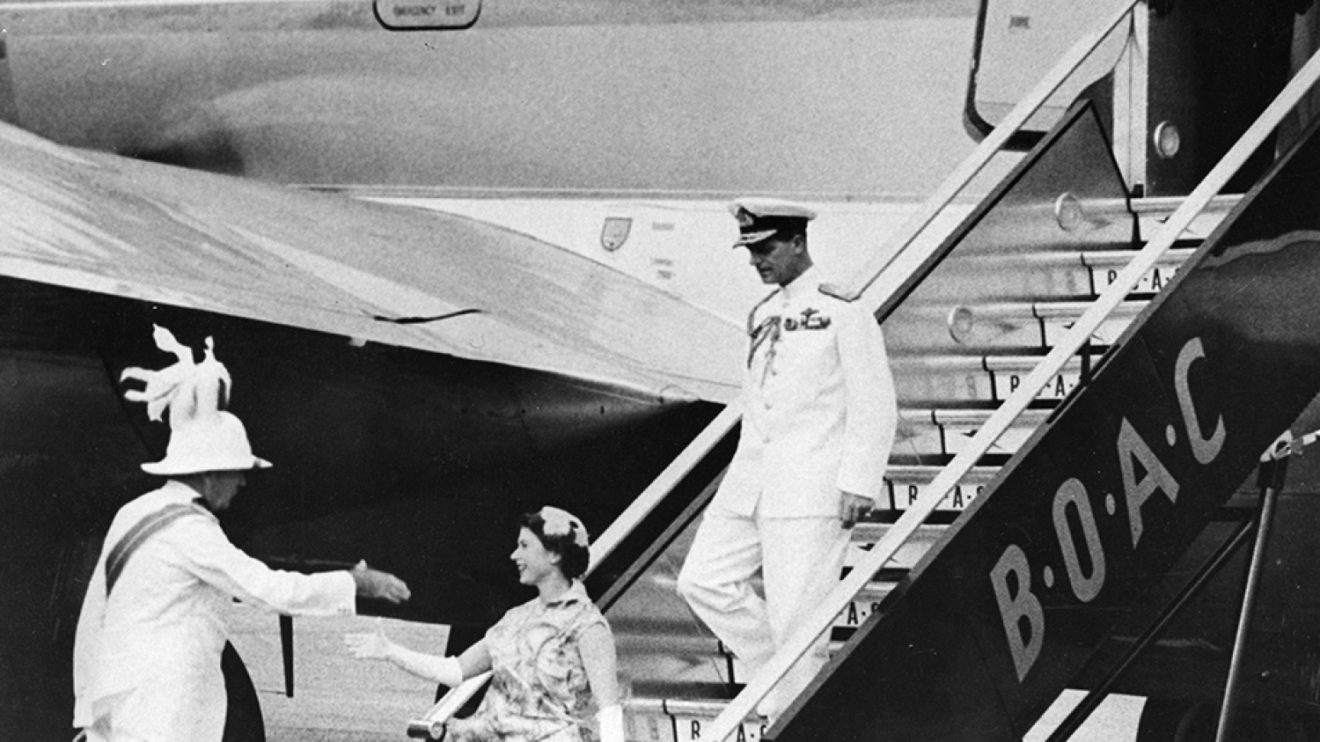 La todavía princesa Isabely el duque de Edimburgo descienden de un Boeing 377 Stratocruiser de BOAC en Montreal en 1951.