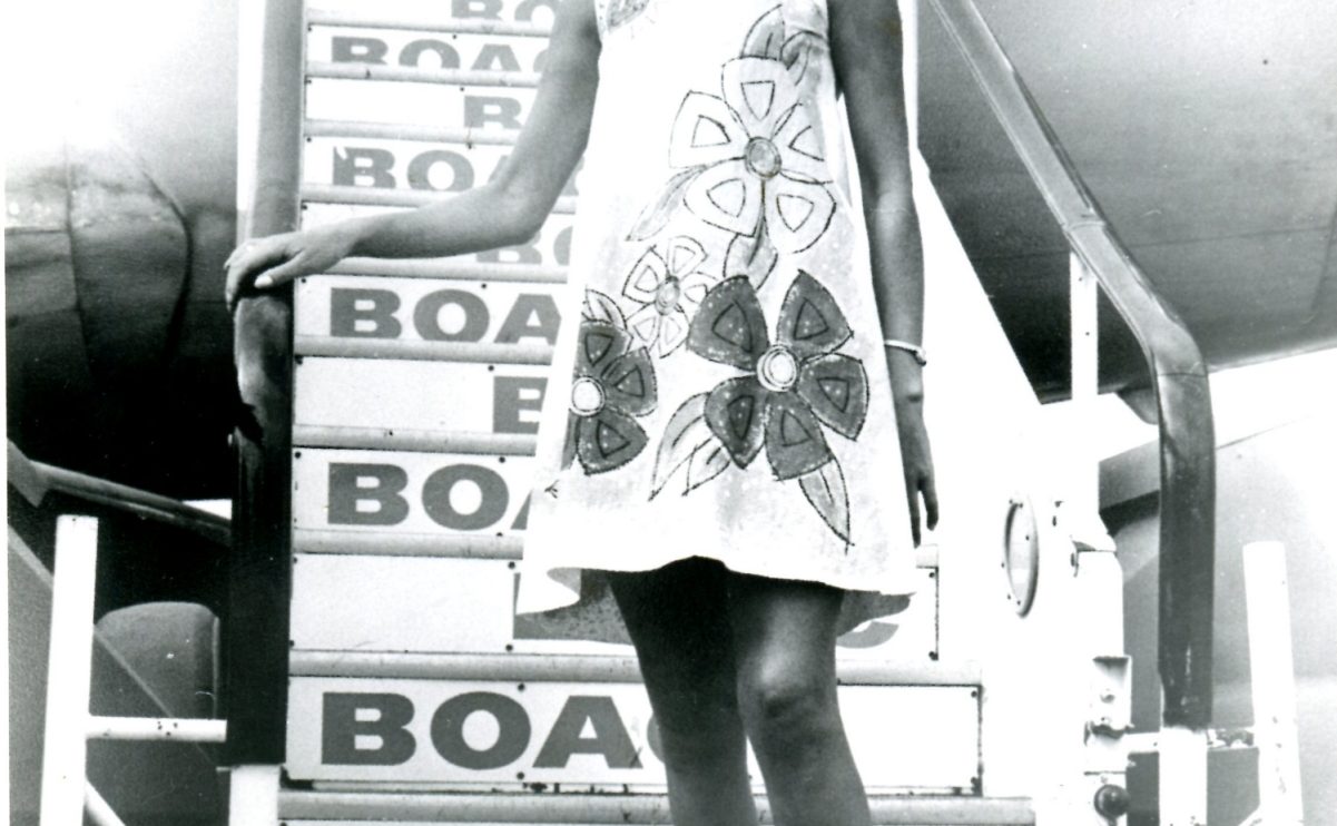Uniforme de papel usado por las azafatas de BOAC en las rutas del Caribe en 1967.
