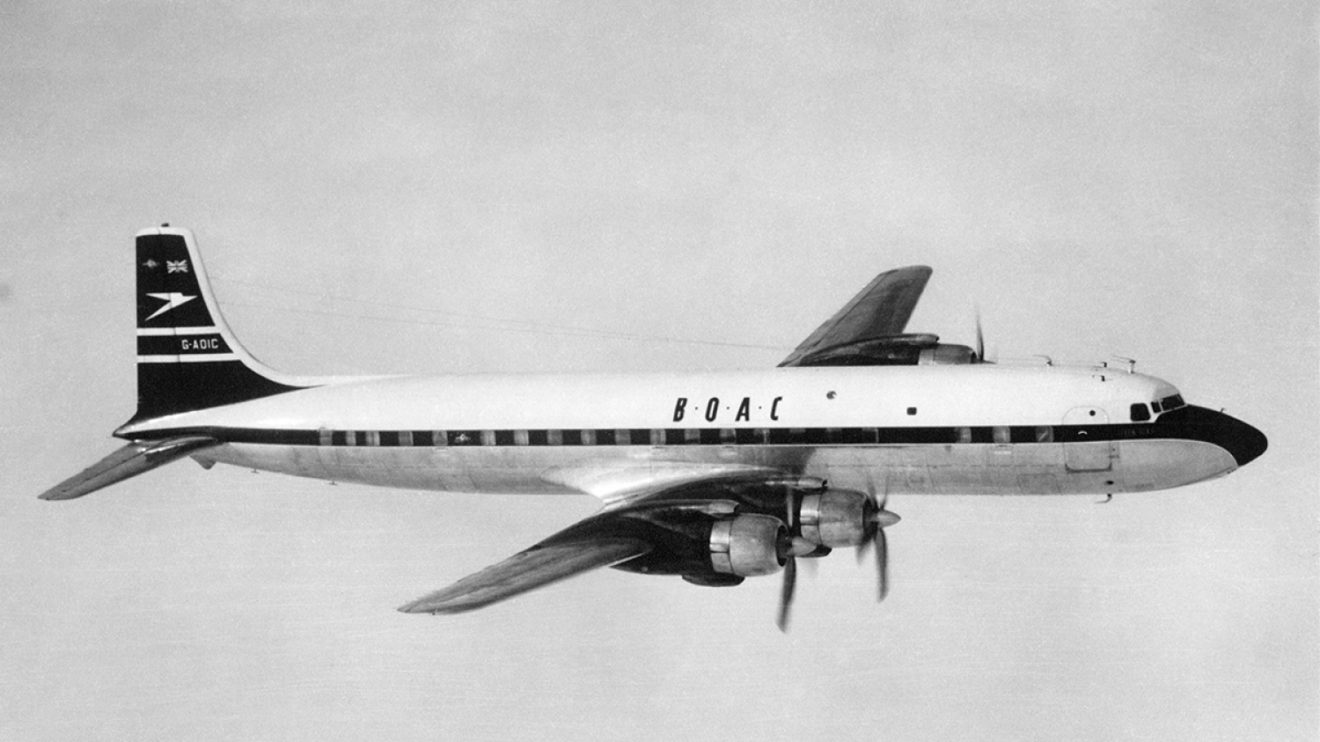 Douglas DC-7C matriculado G-AOIC de BOAC. Este avión hizo el primer vuelo diurno sin escalas entre Manchester y Nueva York.