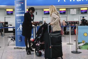 Empleada de British Airways en el aeropuerto de Londres Heathrow.