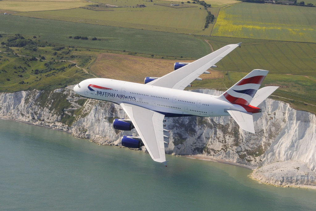 Airbus A380 de British sobre los acantilados bancos de Dover