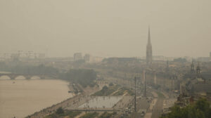 Burdeos cubierta por el humo de los incendios forestales.