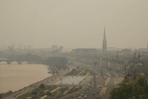 Burdeos cubierta por el humo de los incendios forestales.