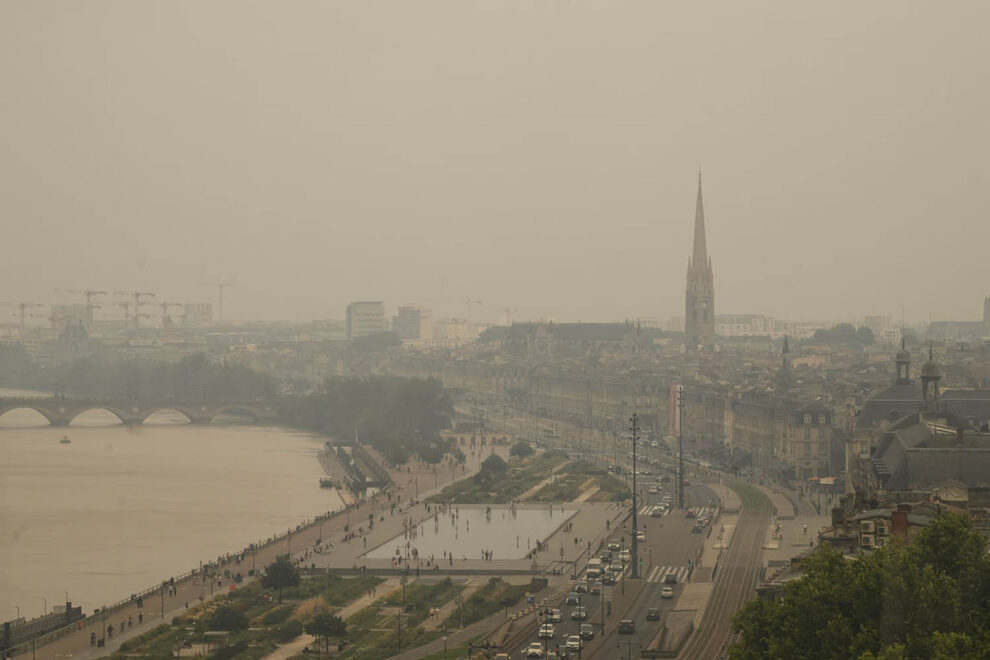 Burdeos cubierta por el humo de los incendios forestales.