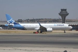 Uno de los Airbus A321neo de Air Transat entrando en pista para despegar del aeropuerto de Madrid Barajas.