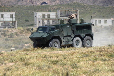 Vehículo de EM&E equipado con un cañón anti drones y un radar Indra para su detección a distancias de hasta 7 km.
