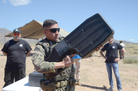 Sistema inibidor de drones. 4,5 kg, en su mayoría de su batería, usado a nivel de pelotón para protgerse de drones enemigos.