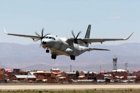 El C295W despegando de la pista del aeropuerto de La Paz.