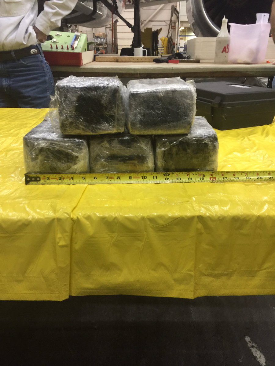 Algunos de los paquetes de cocaina encontrados en el avión de American Airlines.