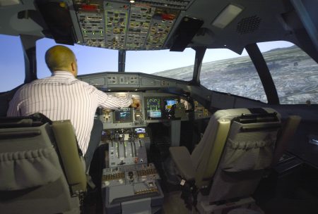 Cockpit del simulador de ATR 72-600 de CAE en Madrid.