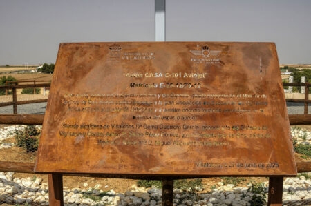 Placa conmemorativa del CASA C-101 de Villatobas (Foto Paco Rivas)
