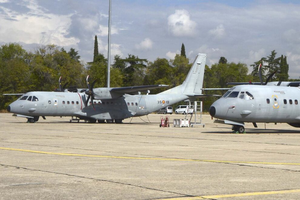 Aviones C-295 del Ala 35, en el morro se aprecia uno de los sensores del sistema de autodefensa actual.