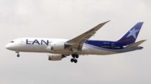 Boeing 787 de LATAM, todavía con los colres de LAN Chile, y que pronto veremos con matrículas brasileñas volando a Europa.