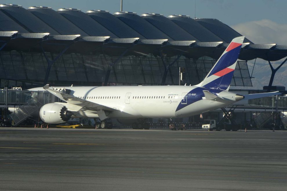 Boeing 787 de LATAM en el aeropuerto de Madrid Barajas.