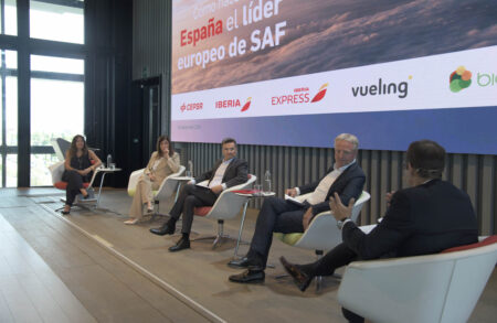 Los participantes en la mesa redonda durante la presentación del nuevo informe sobre la producción de SAF en España.