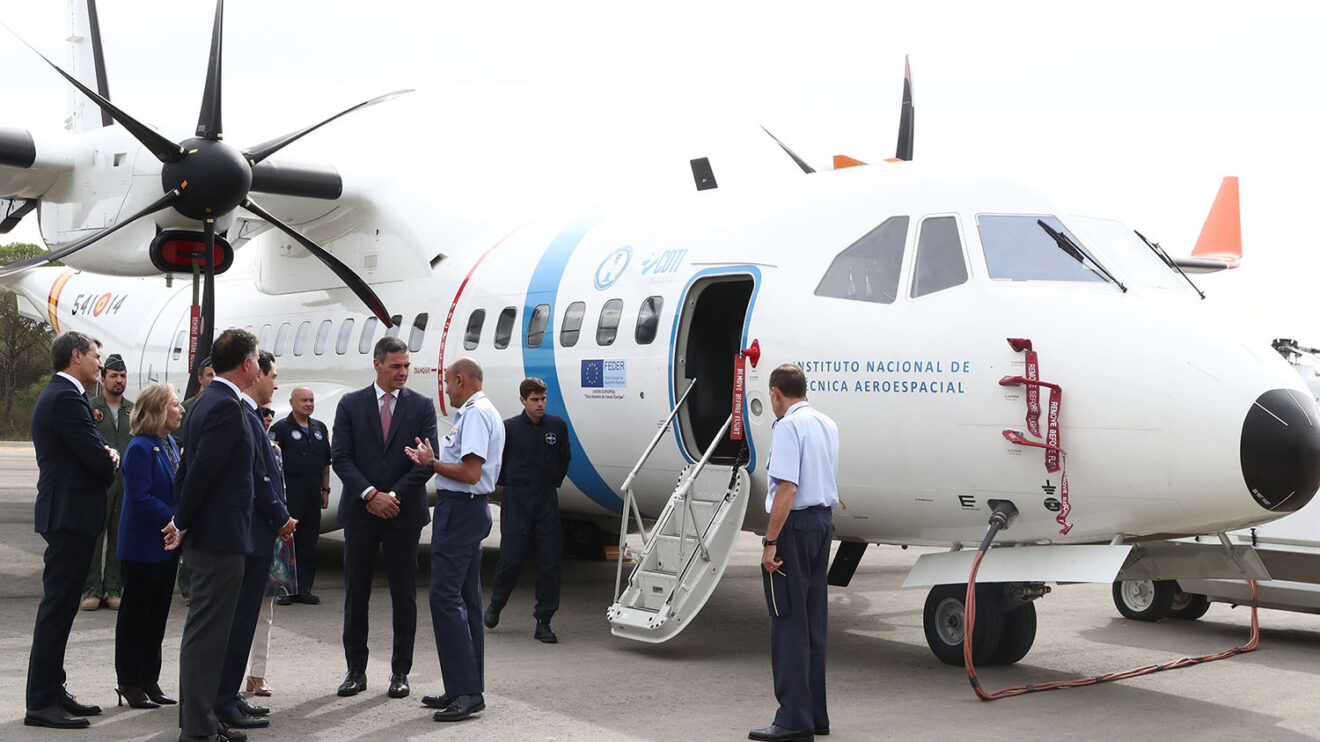 Pedro Sánchez recibe información sobre el C295 del INTA de manos de su director general, el general Juliko Ayuso.