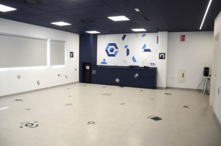 Sala de realidad virtual en el CFA. Se usará para instrucción, y revisión de prototipos y piezas. Las marcas en suelo y paredes son referecias cuando se usen las gafas 3D.