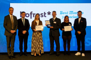 Fernando Corominas, director de Personas y Cultura de CT, al centro, con las empresas finalistas y representantes de la Cámara de Comercio Alemana.