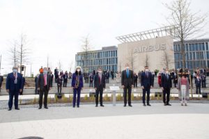 Felipe VI y las autoridades junto a la placa conmemorativa de la inauguración de Capus Futura de Airbus.