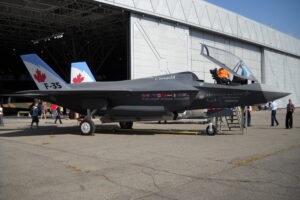 En 2010, con la primera selección del F-35 por Canadá, Lockheed Martin decoró un avión especialmente.