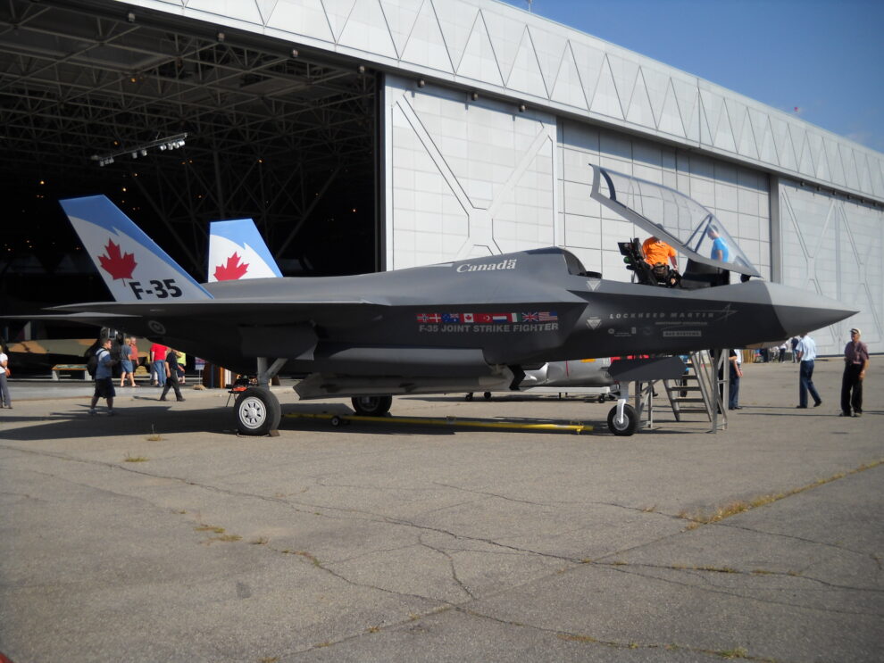 En 2010, con la primera selección del F-35 por Canadá, Lockheed Martin decoró un avión especialmente.