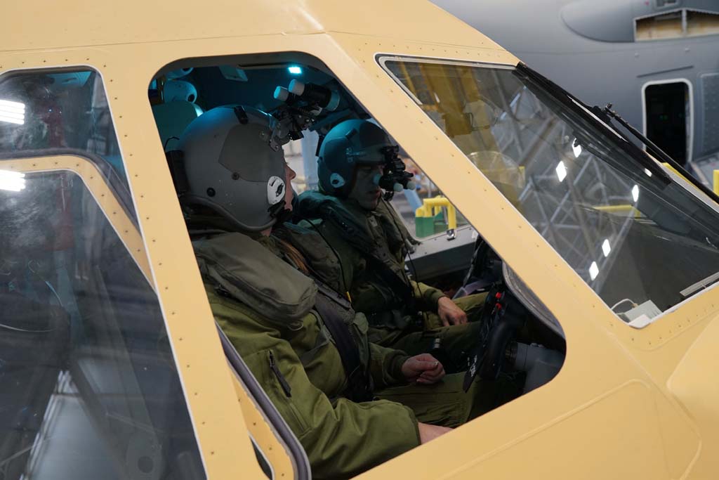 Pilotos canadienses a bordo de un C295 en la cadena de montaje comprobando que sus equipos de vuelo y los mandos del avión no se interfieren.