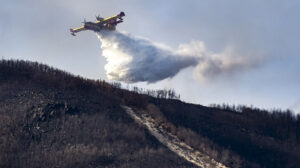 Canadair CL-215T del Ejército del Aire haciendo una descarga de agua en un incendio.
