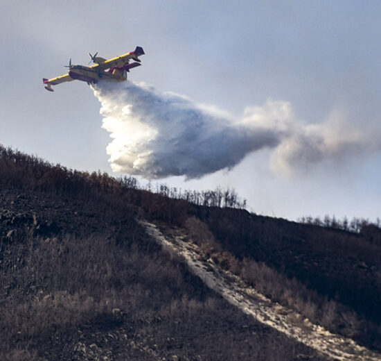 Canadair CL-215T del Ejército del Aire haciendo una descarga de agua en un incendio.
