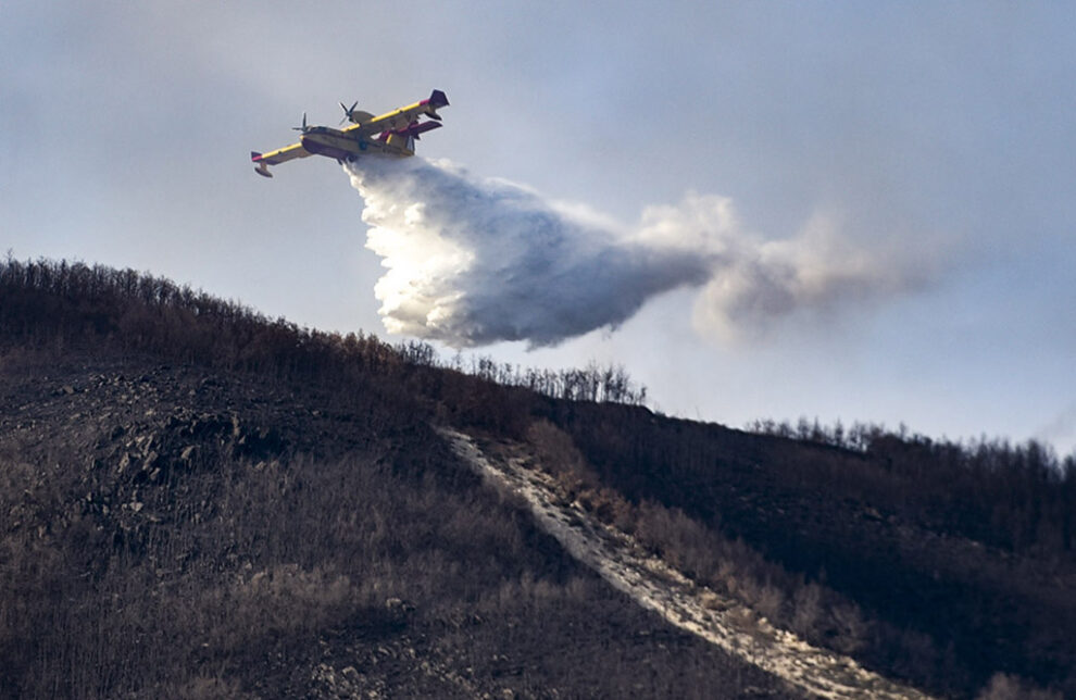 Canadair CL-215T del Ejército del Aire haciendo una descarga de agua en un incendio.