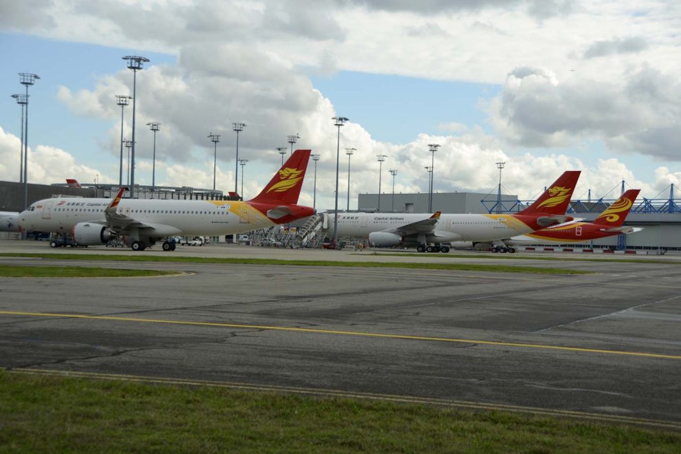 Aviones de Capital Airlines y Hainan Airlines en el centro de entregas de Airbus en Toulouse.