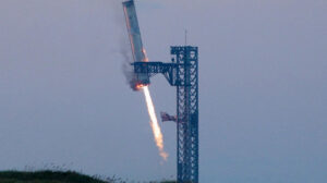 Aproximacion final a la torre de lanzamiento tras el vuelo.