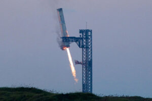 Aproximacion final a la torre de lanzamiento tras el vuelo.