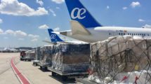 Palets de carga listos para ser embarcados en los aviones de Air Europa en el aeropuerto de Madrid BArajas.