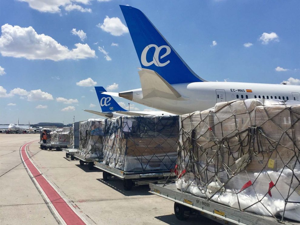 Palets de carga listos para ser embarcados en los aviones de Air Europa en el aeropuerto de Madrid BArajas.