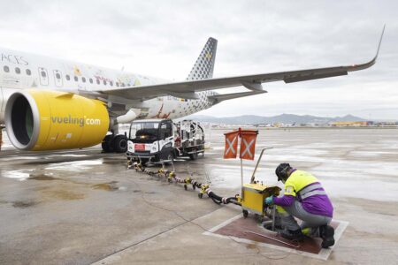 Carga de combustible en el Airbus A320neo de Vueling para el vuelo a Sevilla.