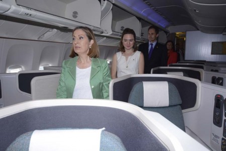 Ana Pastor, ministra en funciones de Fomento, visitando el Boeing 777 de Cathay Pacific.