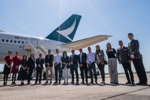 Personal de Cathay Pacific y del Comité de Desarrollo de Rutas Aéreas de Barcelona frente al A350 del vuelo inaugural.