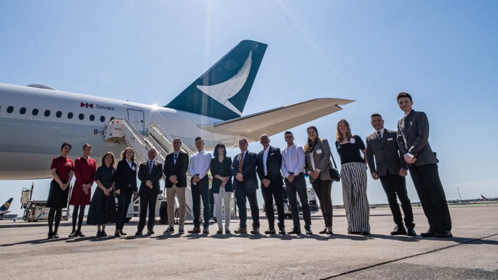 Personal de Cathay Pacific y del Comité de Desarrollo de Rutas Aéreas de Barcelona frente al A350 del vuelo inaugural.
