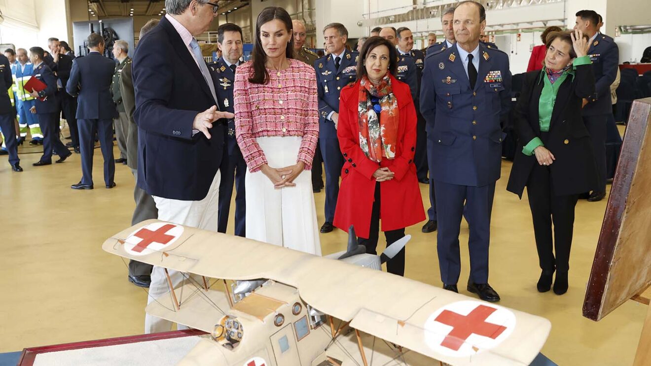 La reina Leticia recibe información sobre el Breguet XIV T, el primer avión militar español preparfado para el transporte de heridos y enfermos.