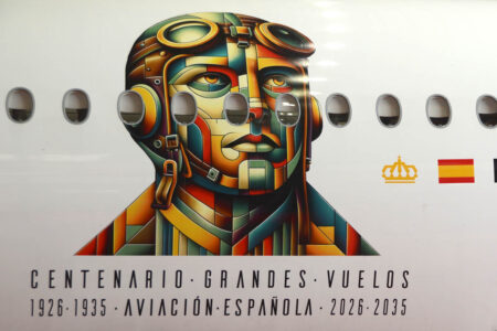 Detalle del vinilo con el logotipo del centenario de los grandes vuelos que adorna el Airbus A350 EC-OES de Iberia.