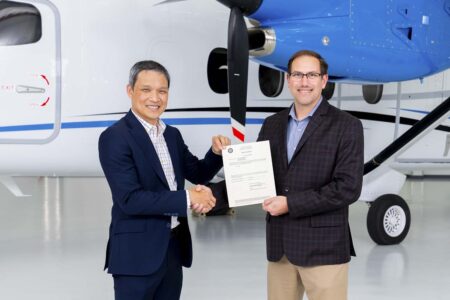 Entrega del certificado de aeronavegabilidad del Cessna SkyCourier.