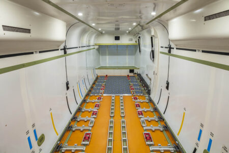 Cabina del Skycourier en versión de carga.