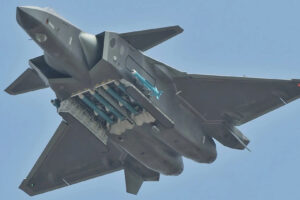 Chengdu J-20 con su boidega de armas abierta.