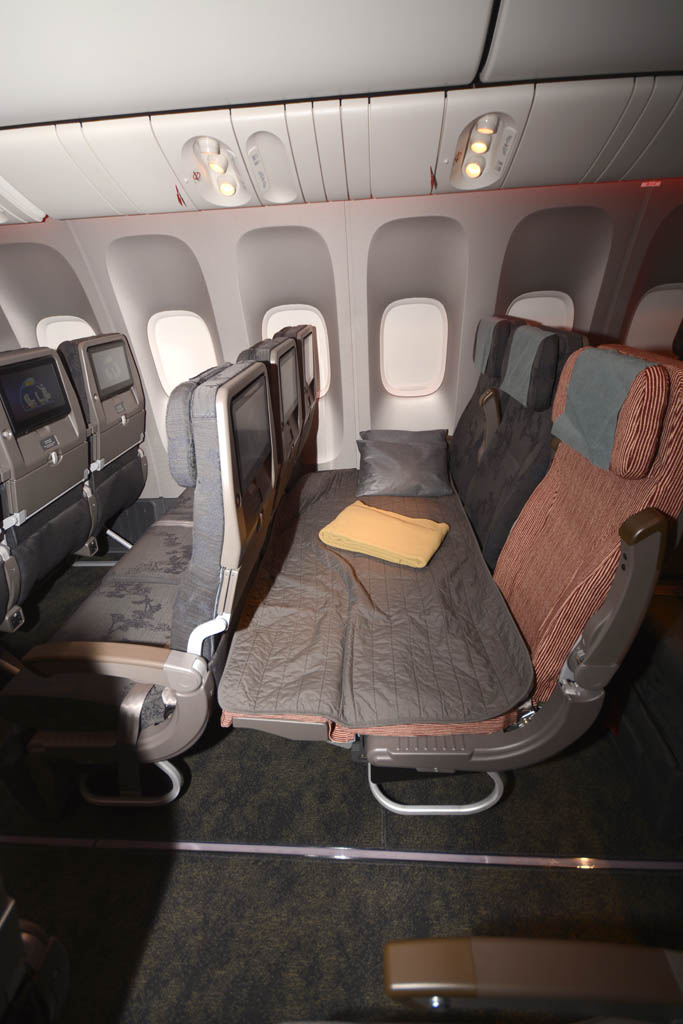 China Airlines es la primera aerolínea que ha adquirido los derechos para el SkyCouch de Air New Zealand. Este asiento convierte tres asientos en una cama. El B-777 cuenta con 10 filas de este servicio.