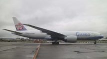 Entre las entregas de 2020 estuvo este B-777F para China Airlines, a medio decorar a la espera de que la aerolínea anuncie su nuevo nombre e imagen corporativa.