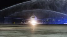 El Airbus A330 de China Eastern que cubrió el primer vuelo de Xian a Madrid fue recibido con un arco de agua.