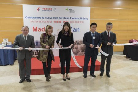 Corte de la cinta inaugural del primer vuelo Madrid Xian a cargo de directivos de Turespaña, ayuntamiento de Madrid, aeropuerto Madrid Barajas , embajada china en Madrid y China Eastern.