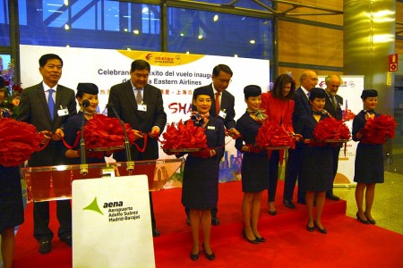Corte de la cinta ceremonial en el vuelo Madrid Shanghai de China Eastern.