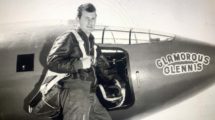 Chuck Yeager frente al Bell X-1 con el que rompio la barrera del sonido en 1947.