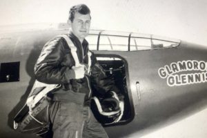 Chuck Yeager frente al Bell X-1 con el que rompio la barrera del sonido en 1947.